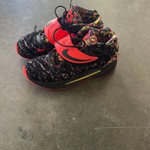 Nike mens basketball shoe